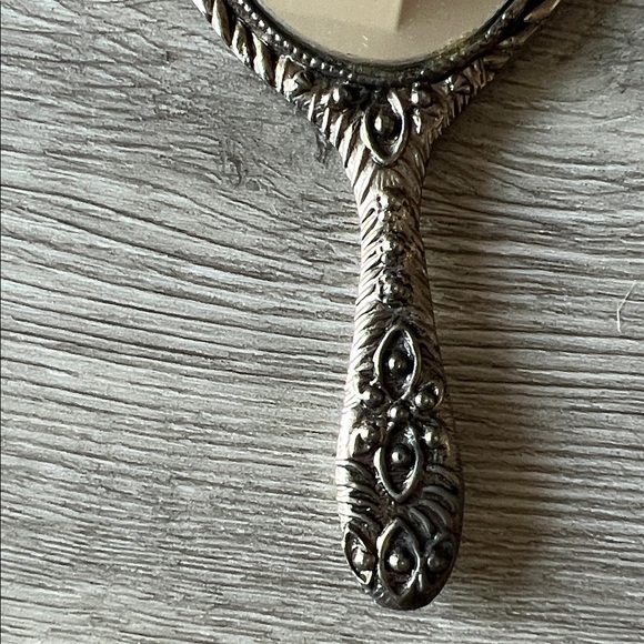 90s antique-inspired Repousse silver-tone 5" mini hand-held vanity mirror - Picture 5 of 7